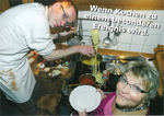 Persönlicher Assistent assistiert Frau mit Behinderung beim Kochen